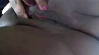 استعراضية إكس إكس إكس: سيدة وقحة تكشف فرجها المبلل في الأماكن العامة