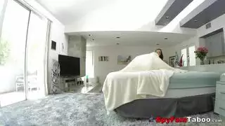 اغراء اخوها بصدرها الكبير