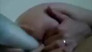 مراهقة سمراء تأخذ قضيبين عميقاً في حلقها