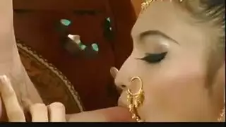 امراة تعمل مساج لرجل جميل