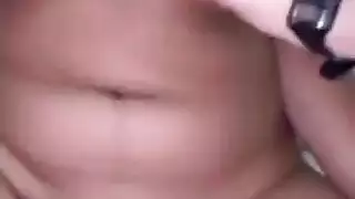 ثلاثي عربي ساخن: زوجة وأخت مراهقة تُنهكان من قبل فحل