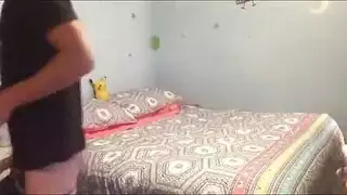 فتاتان مثليتان تُهيمن عليهما في جنس جماعي ساخن