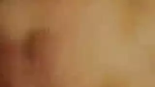 عاهرة ناضجة تقدم كسها الحليق الطازج