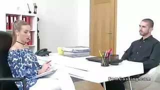 تتعرى لتكشف كسها الحليق الرائع