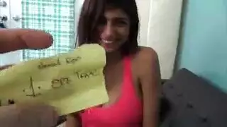 تتوسل لإصبعك لاختبار بلل مهبلها