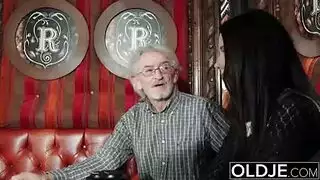 فلم امرأة عجوز مقابل مال