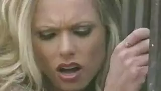 سارة جي وهيا بتنام من الحصان