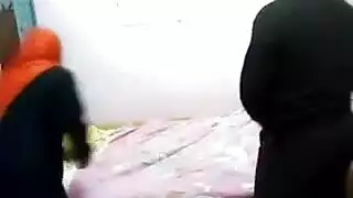 قضيب عبد الله الضخم يمدد جارته المستعدة