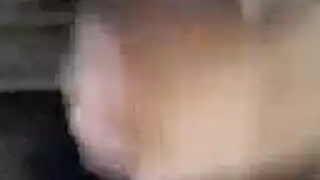 قضيب إباحي كبير وصلب مراهق يستمني حتى يقذف حمله