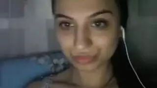 مساعدة تدريس مصرية ساخنة تمارس الجنس مع نفسها على الكاميرا خلال دردشة جنسية