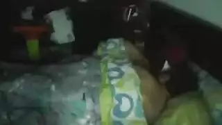 فيلم إباحي للزوجين: جنس ساخن في غرفة النوم مع سمراء جميلة