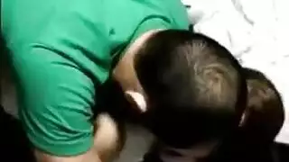 ممارسة شرجية عنيفة في كابينة قذرة