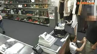 تعترض لكنها تحصل على جماع فموي قاسي