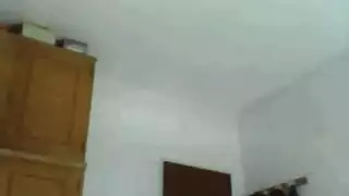 عجوز كلبة تنحني لتظهر ثونغها وفتحة شرجها