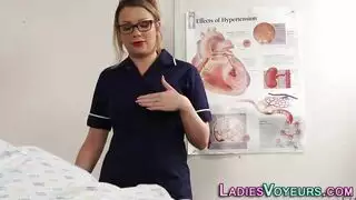 عاجز ومكمم، يتوق لإرضاء يد صديقه اليمنى