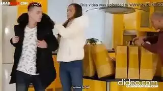 علاقة جنسية خفية في الحمام: مضاجعة زوجة الأب بقوة