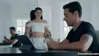  جليسة الأطفال المراهقة تفتح كسها المبلول لصاحب المنزل لينيكها بقوة على السرير