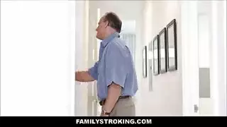 الفحل الرياضي الشاب يضرب زوجة أبيه المستعدة