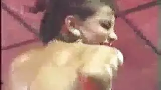 عرض حلمات علني: حفلة رقص شرقي ساخنة في الغردقة الجزء التالي