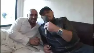 وضعية كلابية فاضحة مع أثداء فاتنة وإيلاج عميق