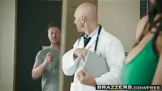 الطبيب ينيك مريضة غير مخلصة بخشونة