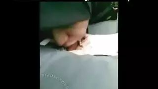 عاهرة مغطاة تفتح قميصها وتطلب جنسًا إباحيًا عميقًا وقاسيًا