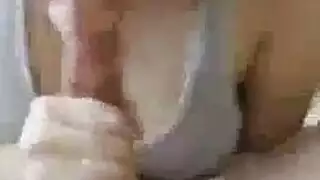 ملكة المص المصرية تظهر كيفية التعامل مع القضيب العربي بإثارة