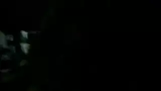 أقدام بريطاني الاستلقاء تحت أشعة الشمس