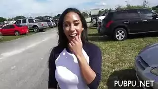 شقراء مثيرة تمص قضيبًا بعمق بينما تأخذ شرجًا قاسيًا