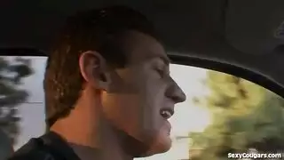 مشهد إباحي: كوغر وعنوان صغير في ملء ثقوب قاسي