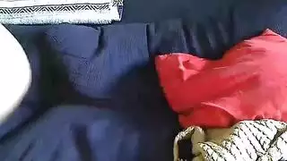 فتاة صغيرة سمراء تكشف فرجها الموشوم